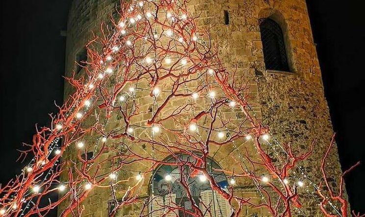 La soprintendenza: via l’albero di corallo da torre San Giovanni