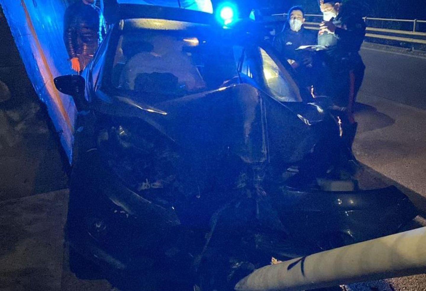 Un 21enne di Sorso si schianta contro un palo dell’illuminazione