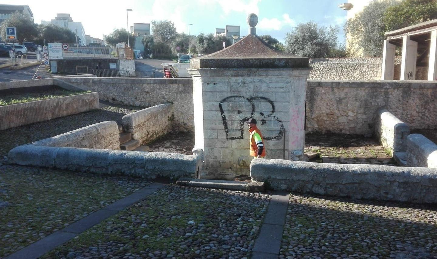 Pulizia straordinaria della storica fontana delle Conce