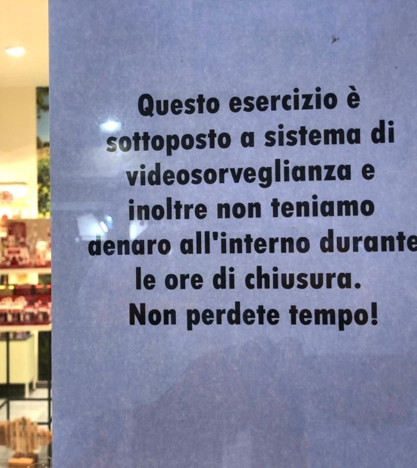 Alghero, Bottega Verde: «Qui non teniano denaro, ladri non perdete tempo» 