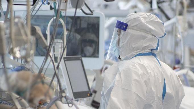 Ospedali modenesi: i ricoveri saliti del 42% in una settimana E l’Ausl riorganizza i reparti Covid