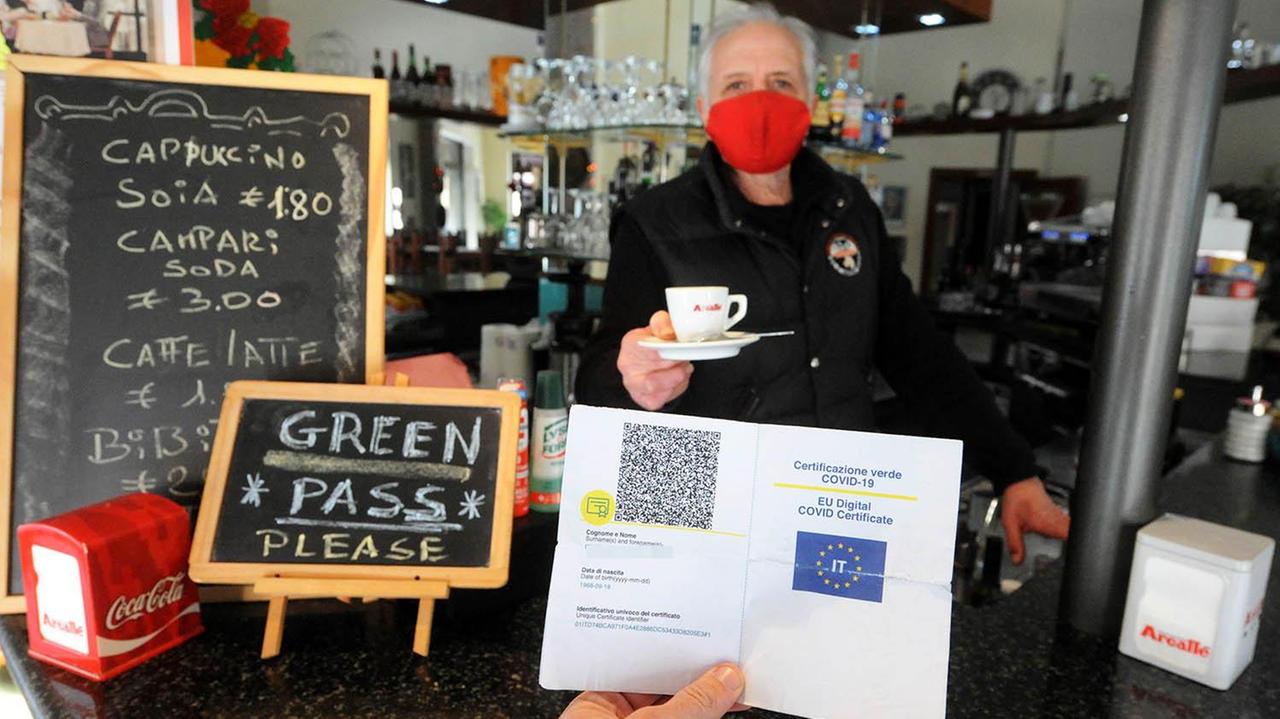 Liberi ma senza il Green pass: i locali non accettano i negativizzati dall'ordinanza di Giani