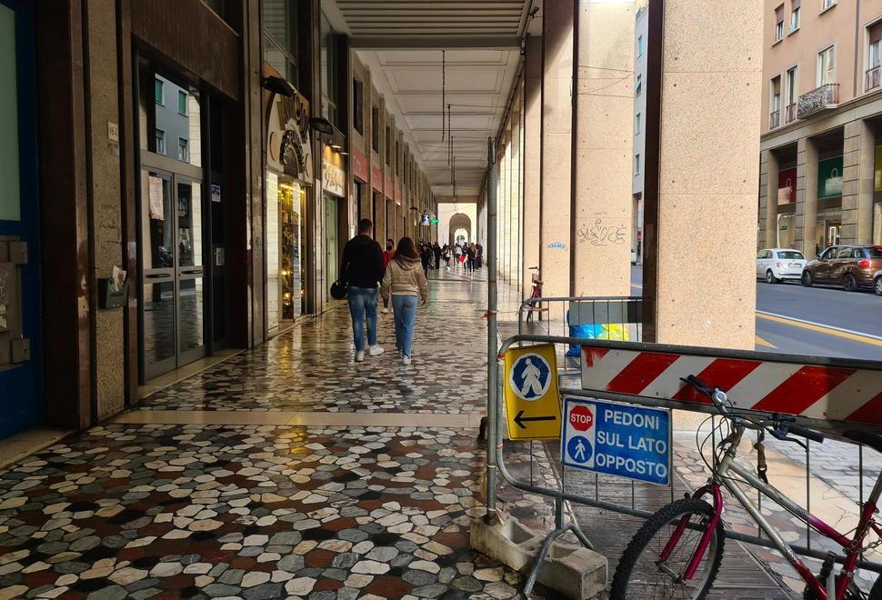 I portici di via Grande in attesa della riqualificazione
