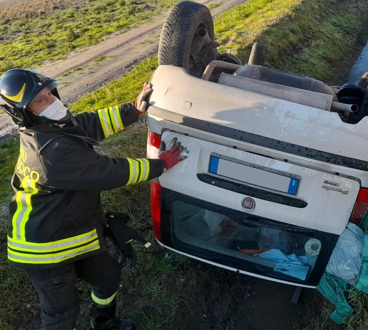 Lagosanto. Finisce con l’auto dentro al canale: ferito gravemente operatore Hera 
