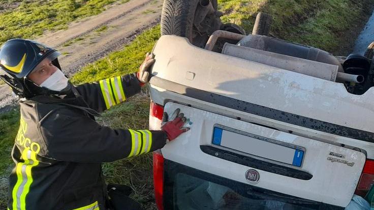 Lagosanto. Finisce con l’auto dentro al canale: ferito gravemente operatore Hera