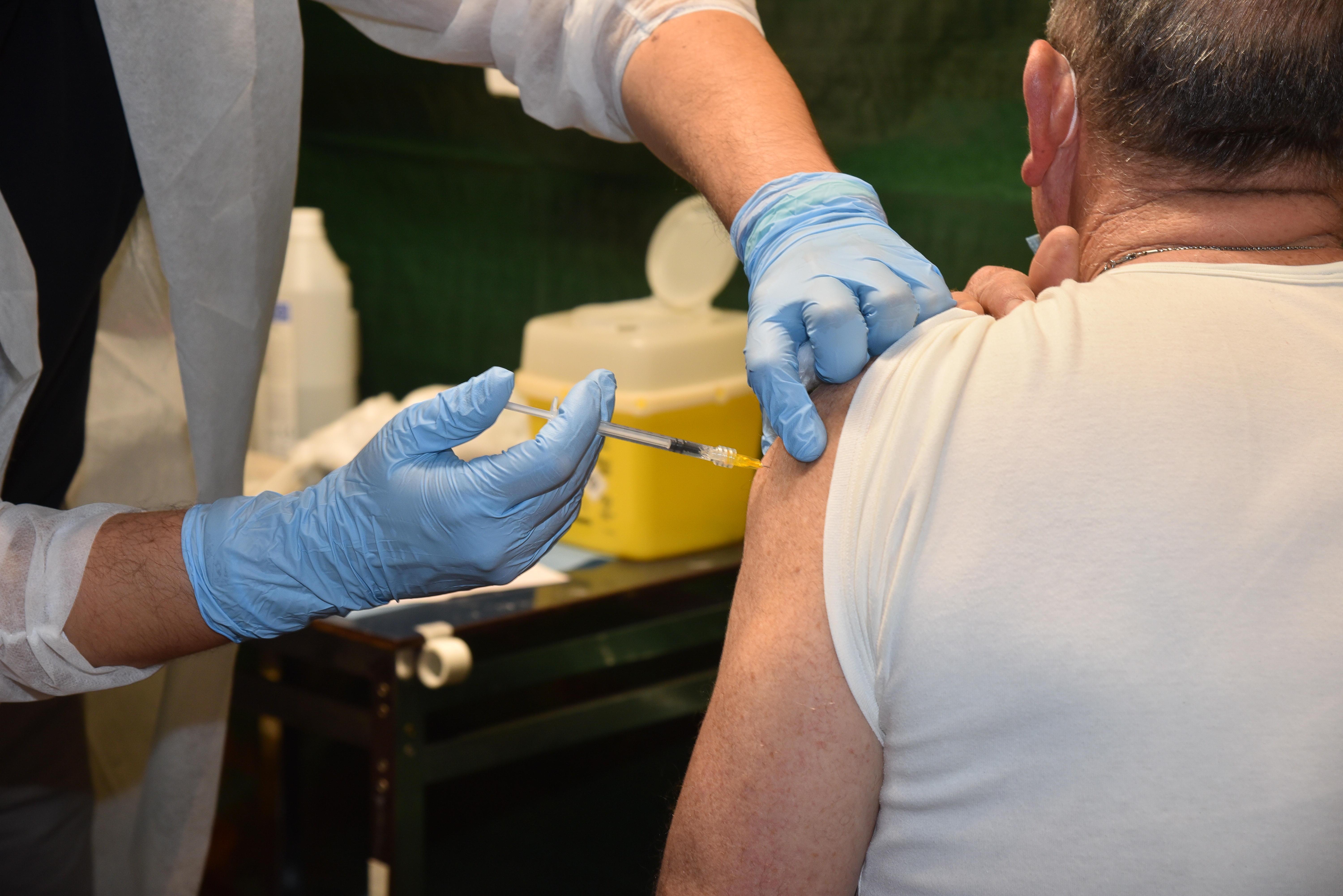 Quasi cinquemila over 50 a rischio multa in provincia di Pisa. E a Pontedera vaccinati solo 8 bimbi su 100 