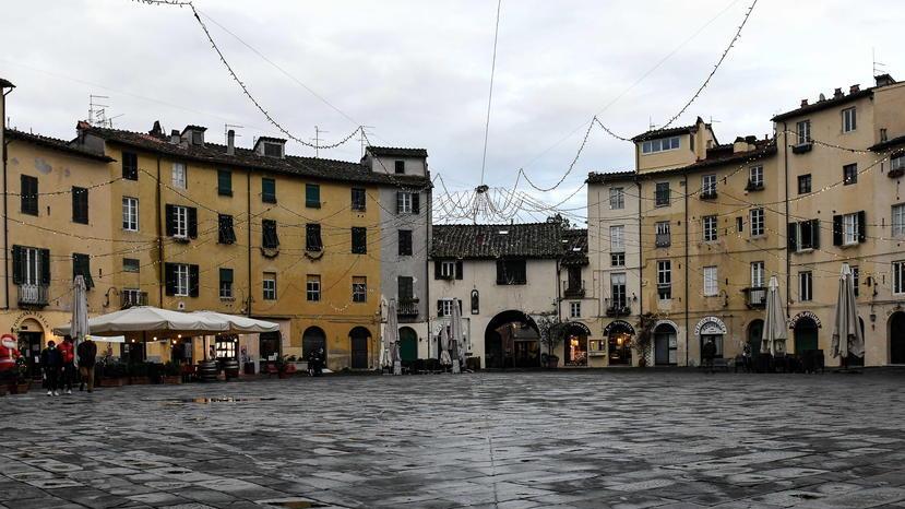 Piazza Anfiteatro: chiusi quasi tutti i locali