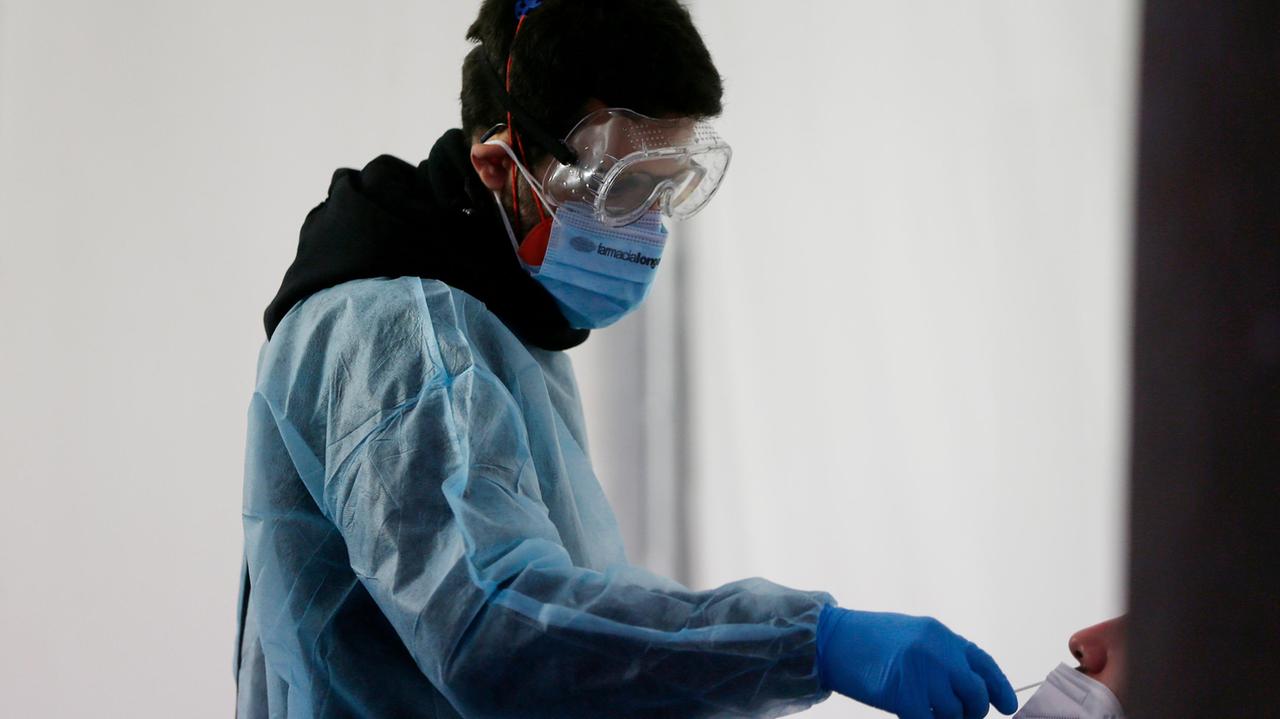 C’è un positivo, tampone a tutti anche se gli allievi erano a casa. Il caso a Viareggio