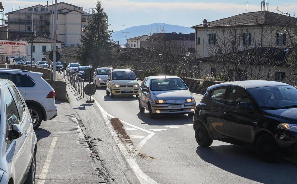 Gli incolonnamenti di auto su via Battisti (ponte dell’Arca)