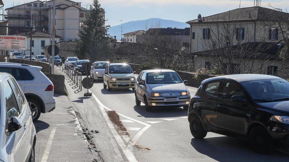 Gli incolonnamenti di auto su via Battisti (ponte dell’Arca)