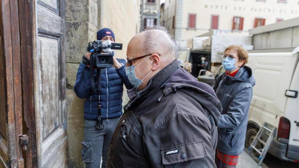 Il dottor Federico Calvani fa il suo ingresso in tribunale per l’interrogatorio dei giorni scorsi davanti ai pm e al Gip