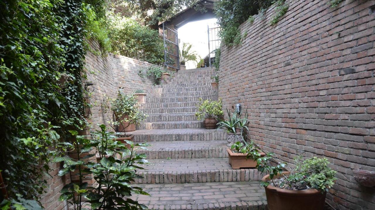 l’ingresso dell’ex ristorante Buca di San Lorenzo sotto al bastione Garibaldi
