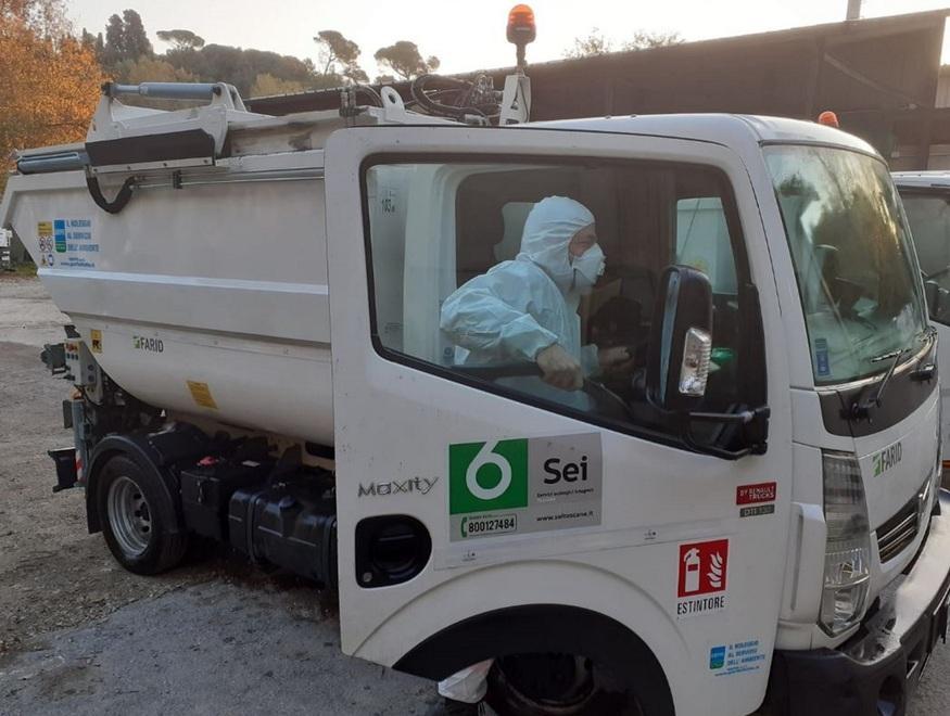 Un addetto di Sei Toscana in tenuta anti contagio