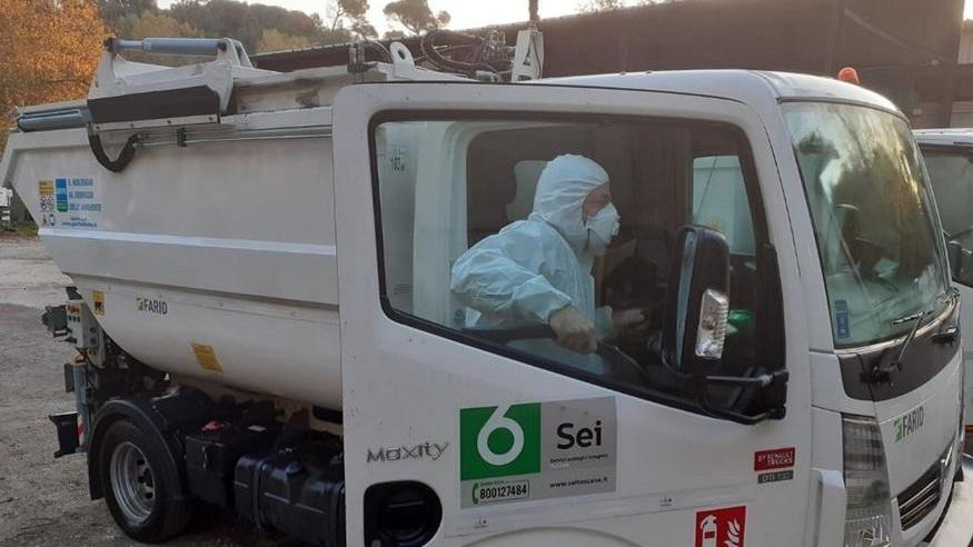 Un addetto di Sei Toscana in tenuta anti contagio