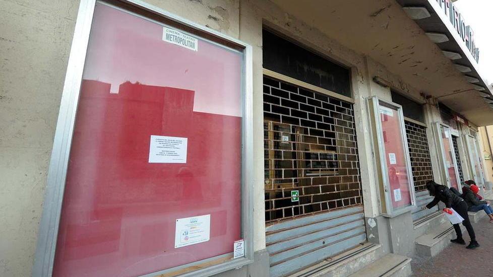 La saracinesca abbassata al cinema teatro Metropolitan