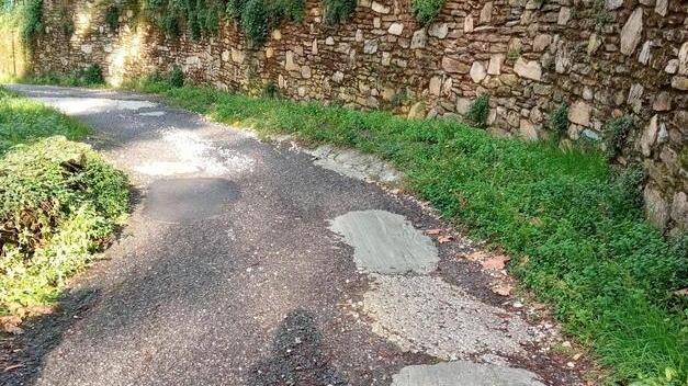 Disagi per uno smottamento e una strada dissestata