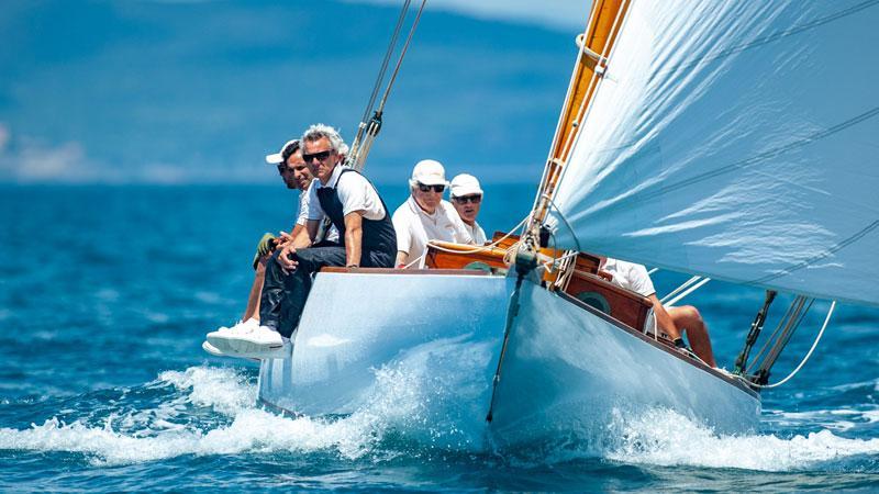 L'imbarcazione Linnet con Bertelli a bordo nelle acque dell'Argentario