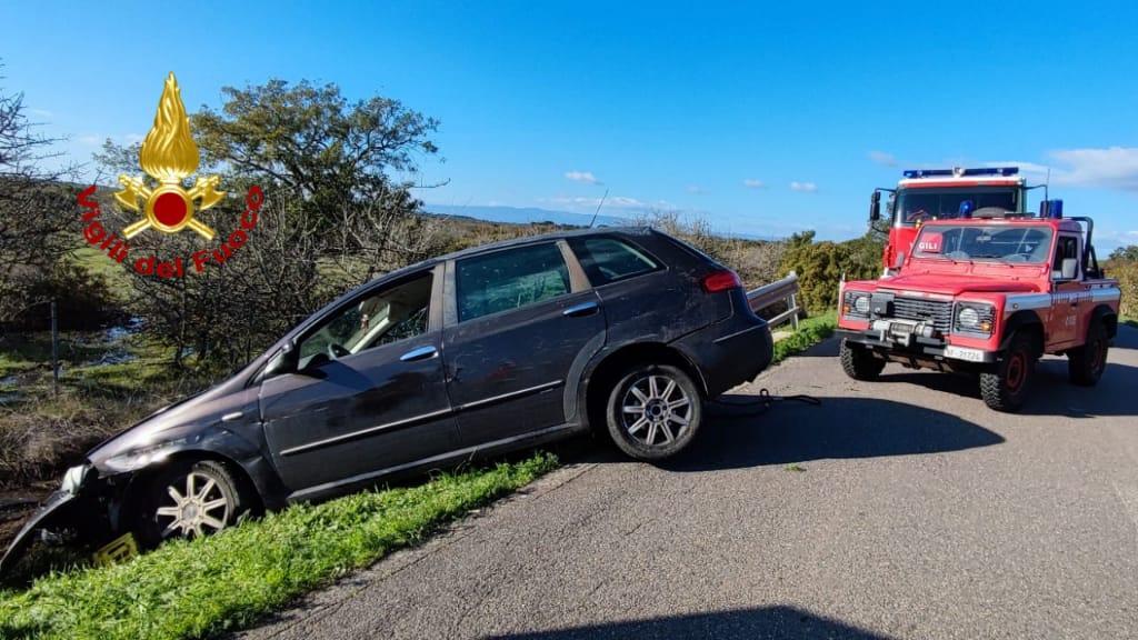 Abbasanta, auto esce di strada: 3 persone soccorse dai vigili del fuoco