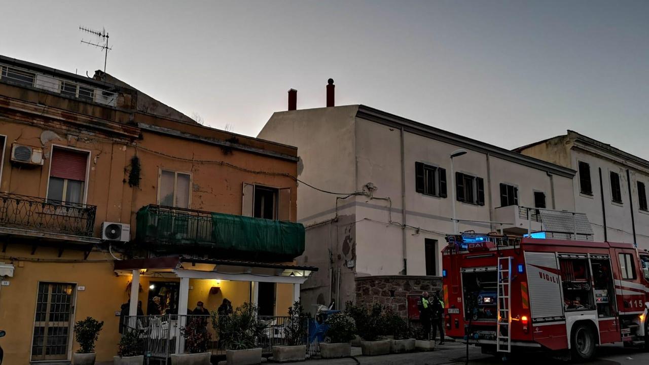 Porto Torres, giovani danno fuoco a un appartamento disabitato