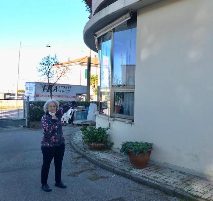 Trova i ladri in camera, grida e li fa fuggire via, il racconto della padrona di casa: «Si sono arrampicati dal terrazzo»