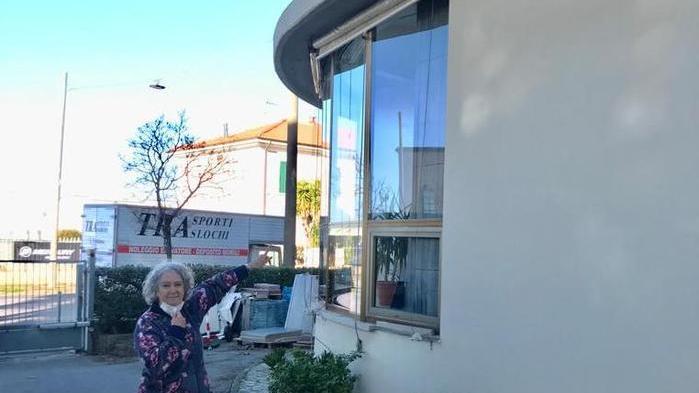 Trova i ladri in camera, grida e li fa fuggire via, il racconto della padrona di casa: «Si sono arrampicati dal terrazzo»