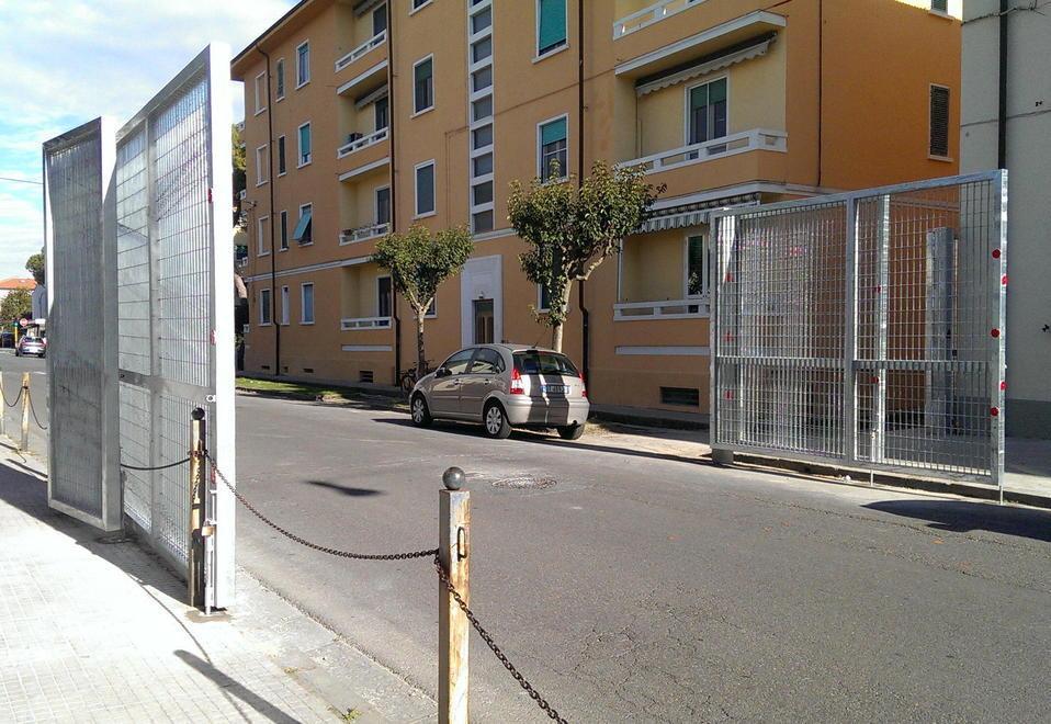 Pisa, la rivolta dei residenti contro le limitazioni per i cancelli in zona stadio 