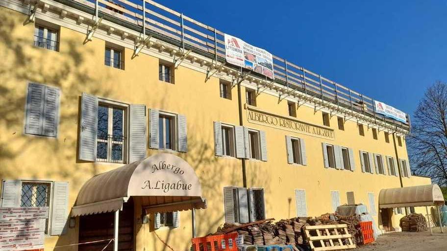 Gualtieri, lo storico albergo Ligabue riapre i battenti tra un mese