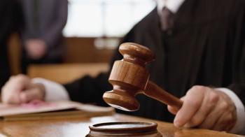 Bomporto, picchia la madre, la lega per terra e va al bar