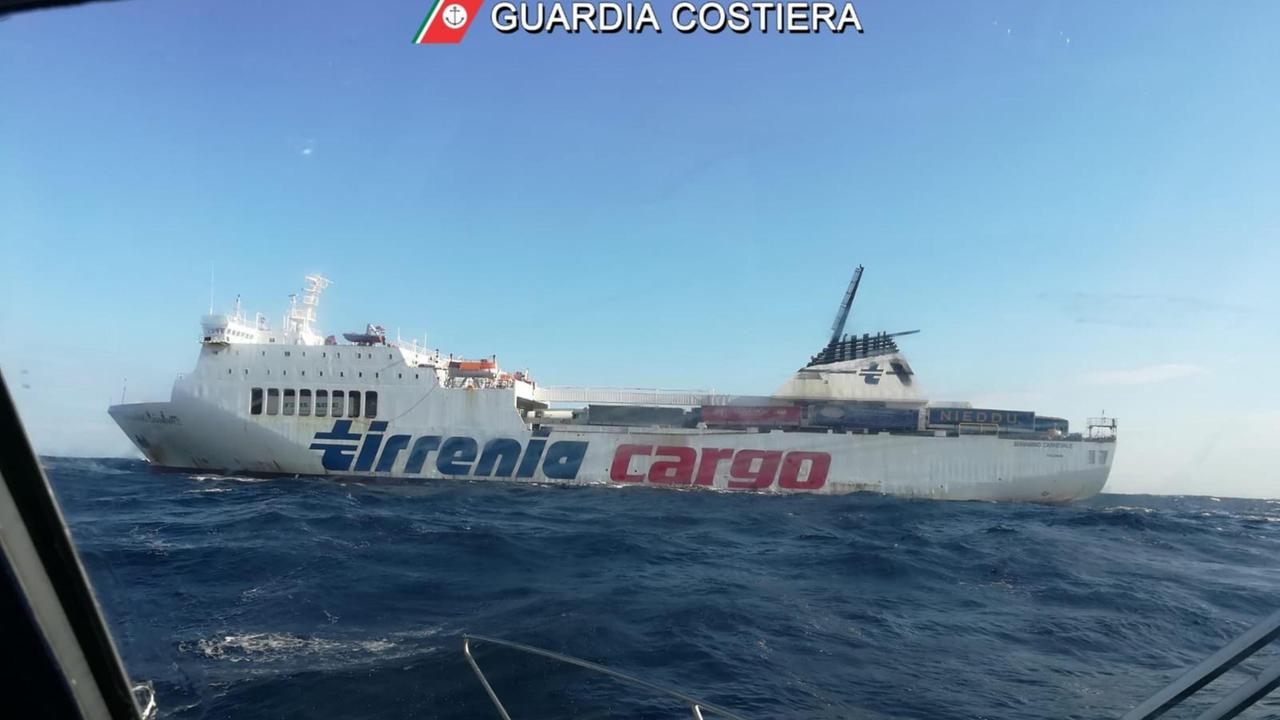 Incendio sulla nave merci Cagliari-Napoli