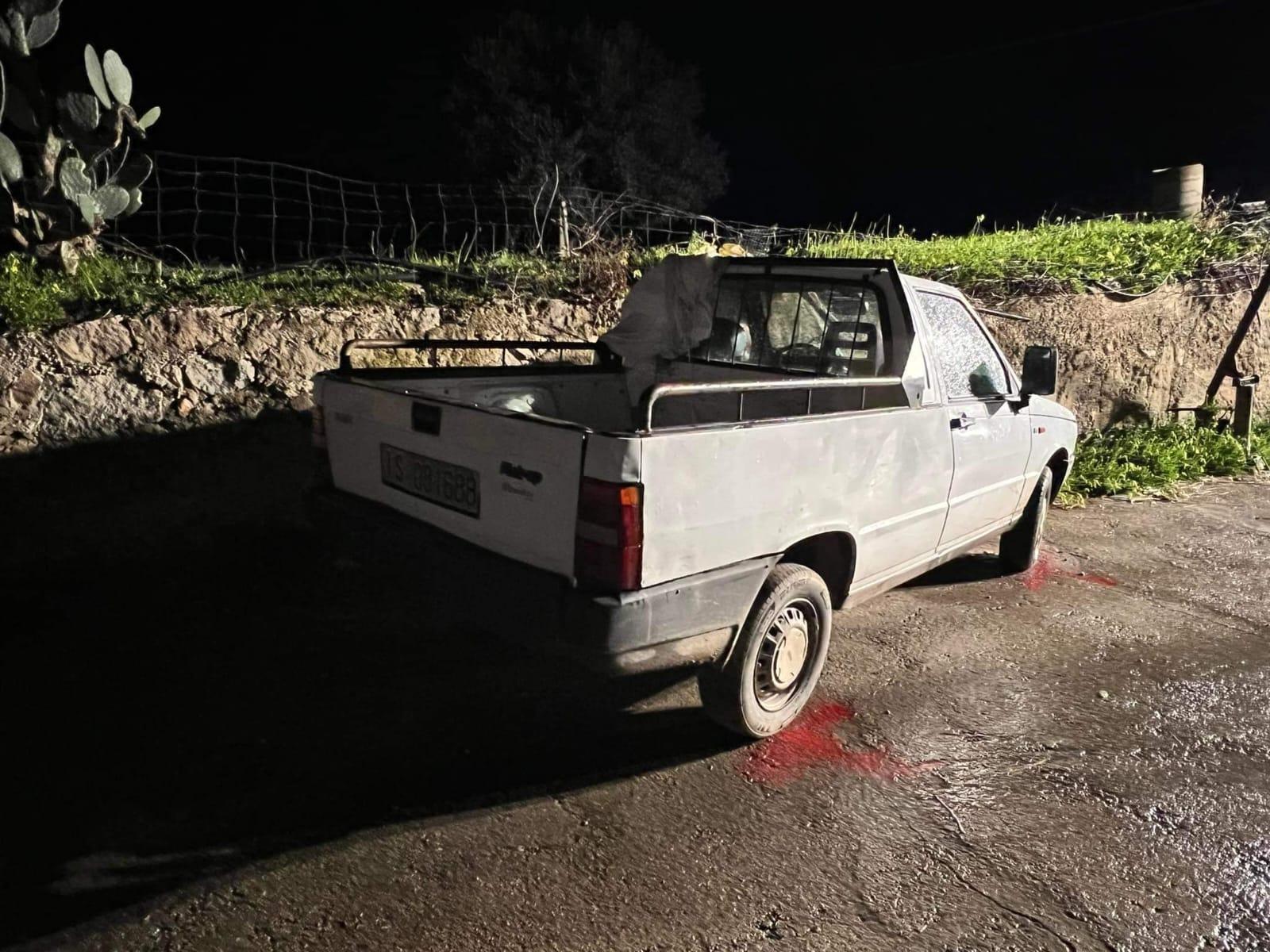 Il pick up della vittima (foto Massimo Locci)