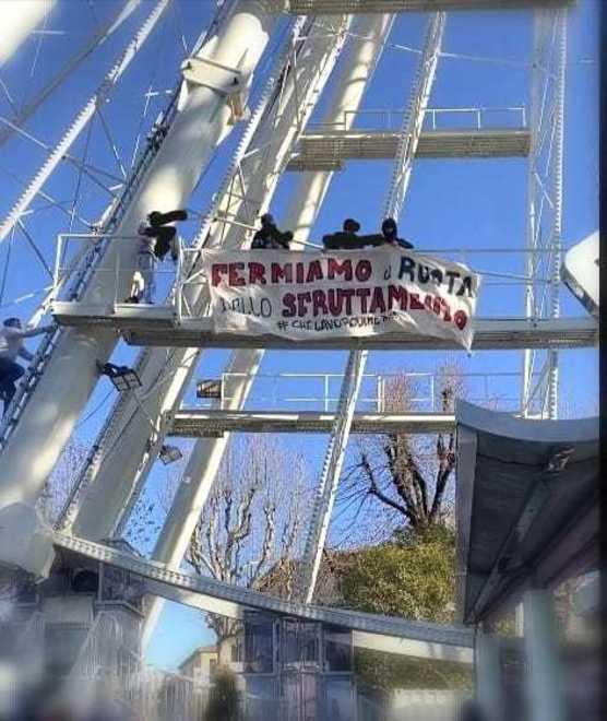«Paghe da fame e precariato» I lavoratori occupano la ruota