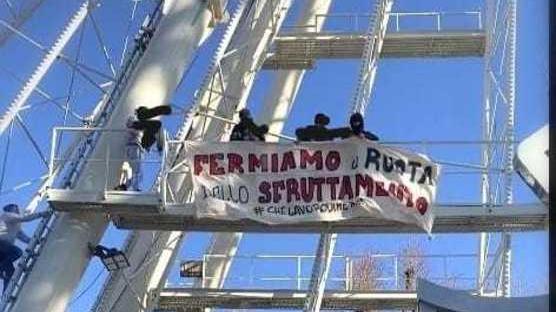 «Paghe da fame e precariato» I lavoratori occupano la ruota