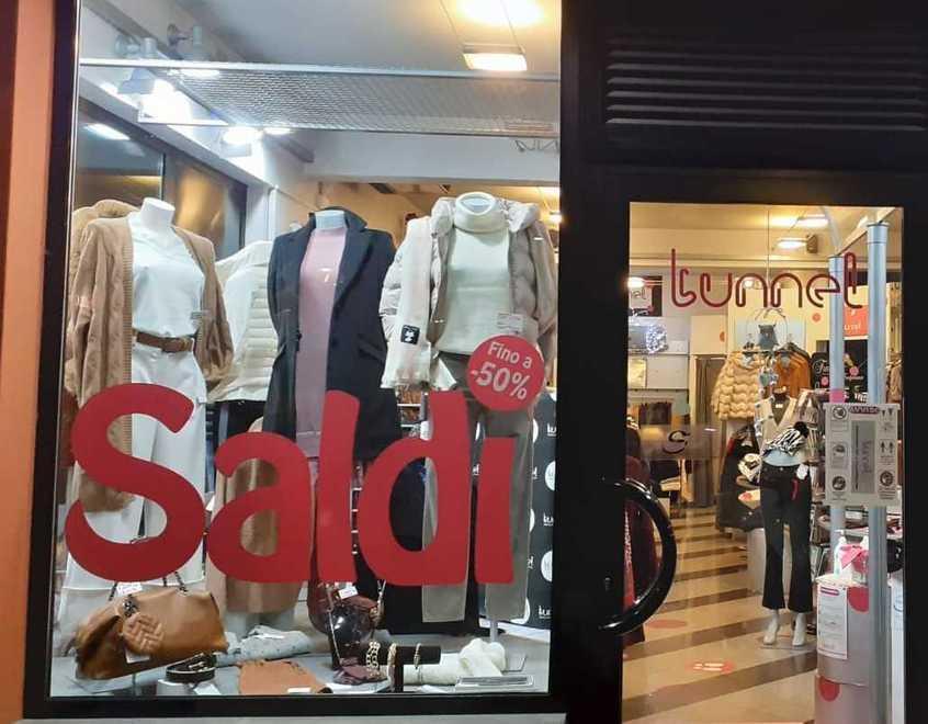 La ripresa del commercio tra alti e bassi Bene i regali di Natale, saldi partenza soft 