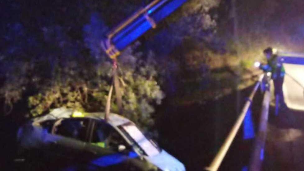 Precipita con l’auto nella scarpata con un volo di 5 metri