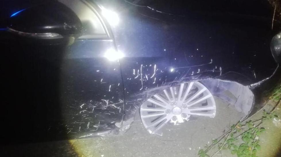 In auto dalla fidanzata a 15 anni si schianta e resta con tre ruote 