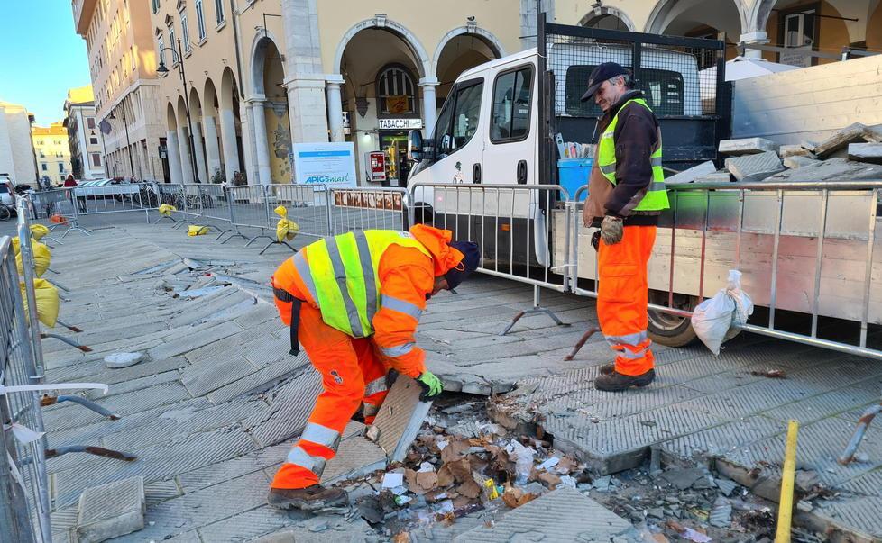 Partiti i lavori nella piazza Via le pietre di “Godzilla”