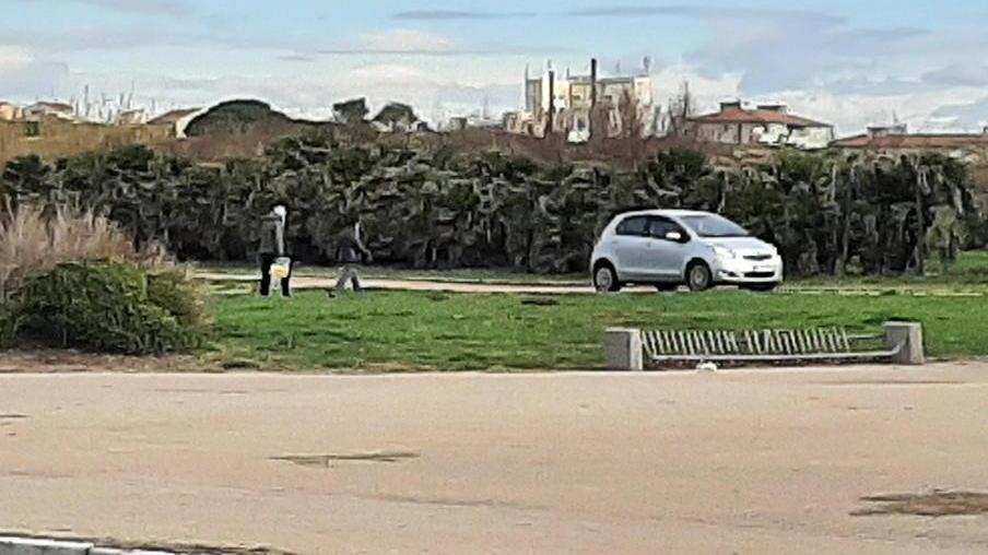 Si riforniscono di acqua e posteggiano l’auto sulla strada pedonale