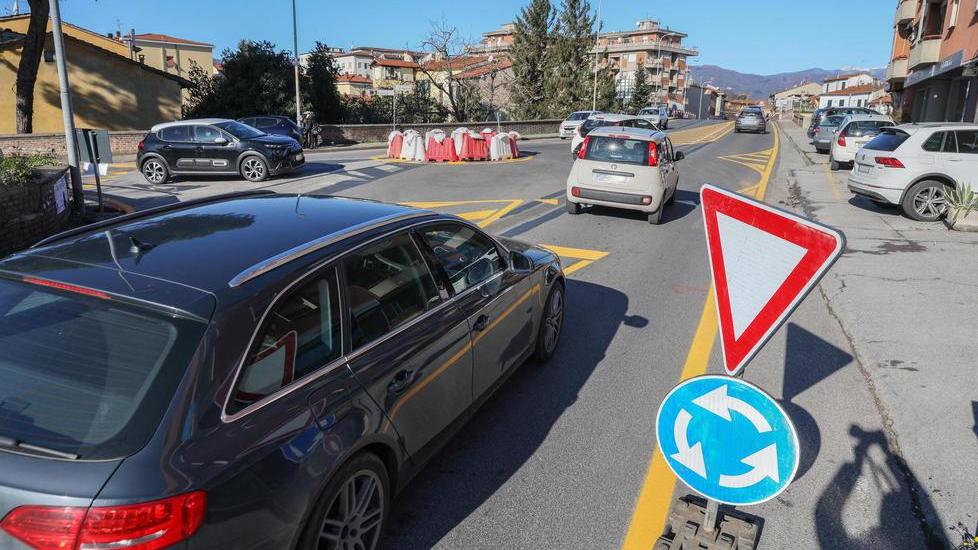 Via Guicciardini, traffico intenso Fila di 20 minuti nelle ore di punta