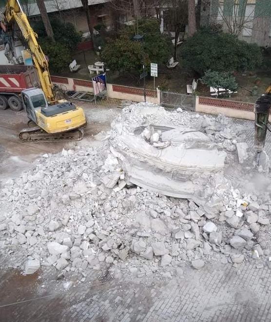 Demolito l’obelisco sul viale Carducci