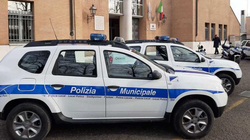 Urtato da un’auto, ciclista cade e batte la testa