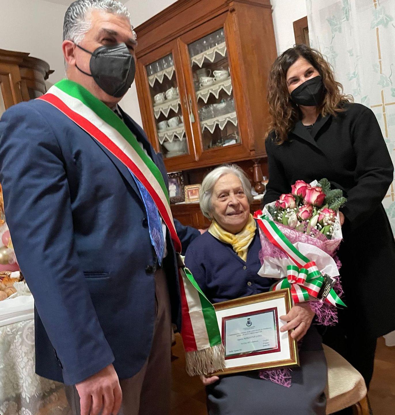 Una targa per la centenaria