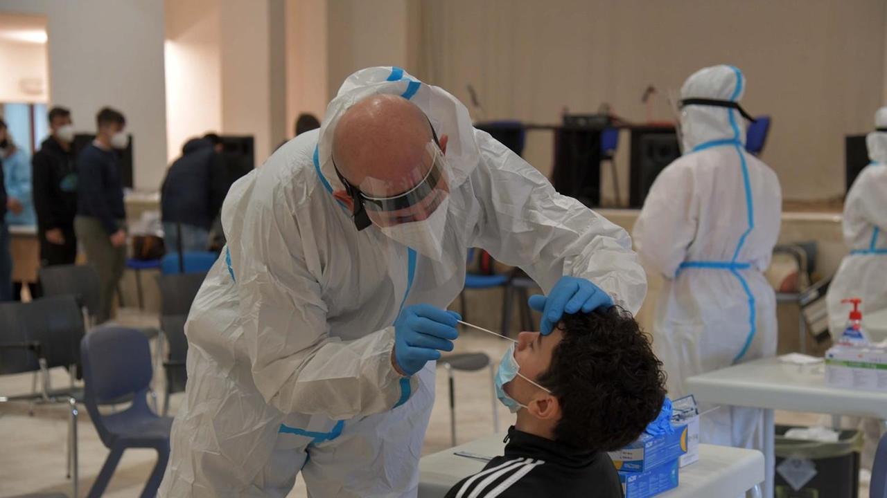 Macomer in aumento i positivi: virus molto diffuso tra i giovani