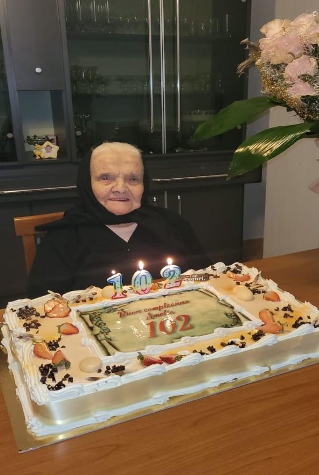 Tzia Emeliedda, la nonnina compie 102 anni