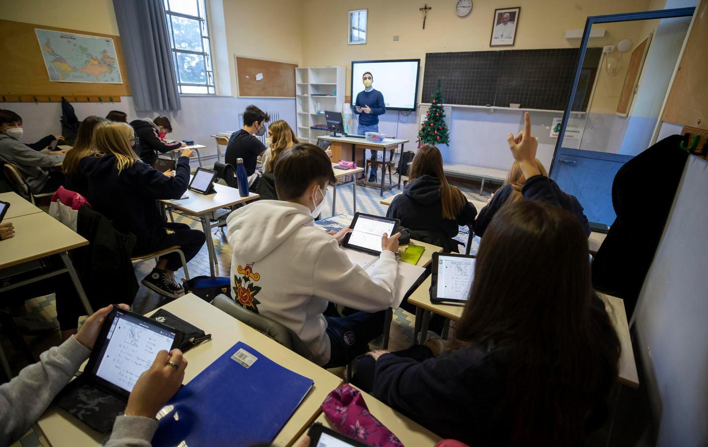 No vax, scioperi e contagi: la scuola verso lo stop 