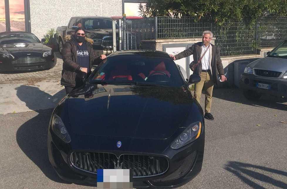 D’Erasmo davanti al suo salone automobilistico