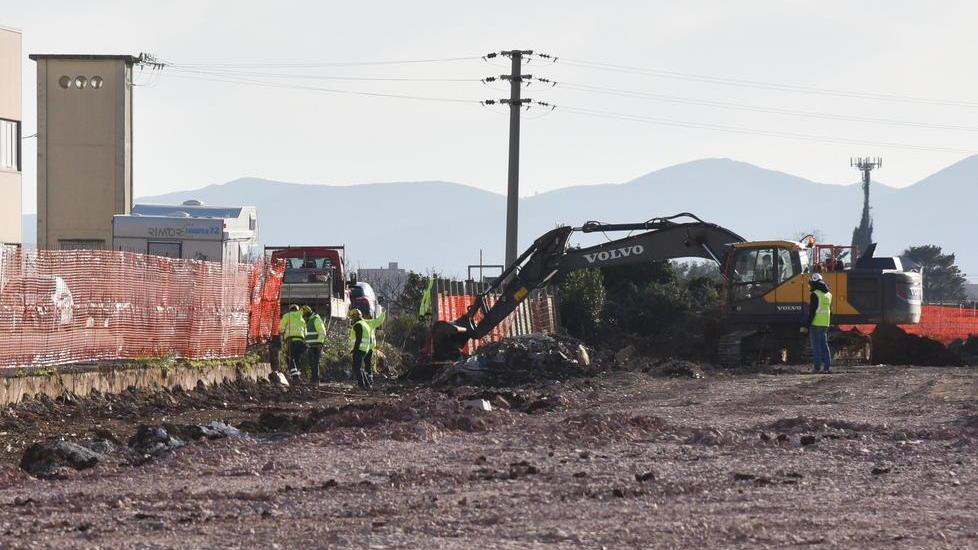 Lavori nell’area ex Fluxinos, in via Genova, per realizzare il polo logistico che ospiterà il colosso dell’e-commerce, Amazon: i terreni sono stati acquistati recentemente dalla Techbau Spa di Castelletto Sopra Ticino (Fotoservizio Agenzia Bf)