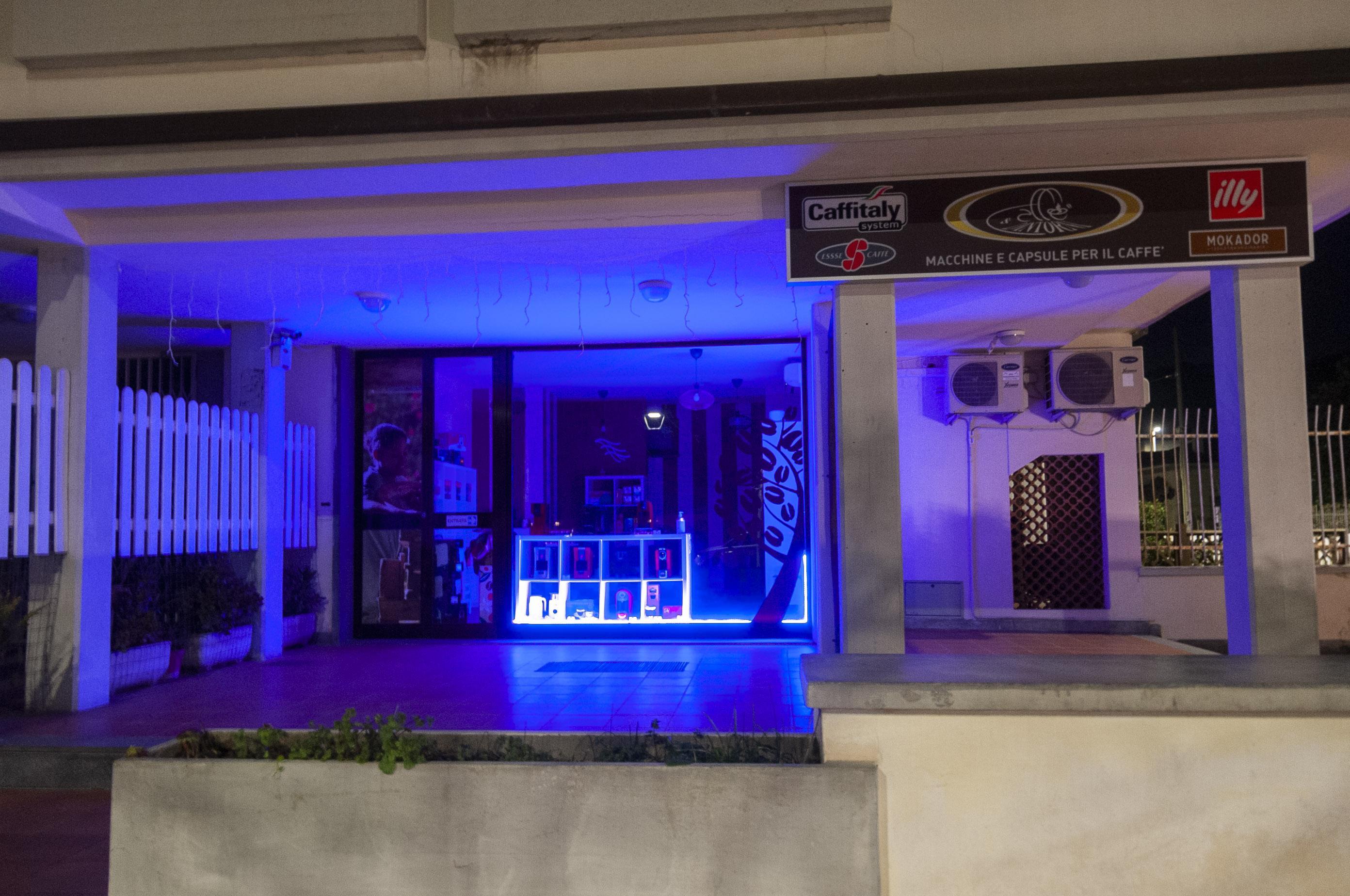 Rapina a Torre del Lago: minacciano con una mazza la titolare del locale e scappano con i soldi 