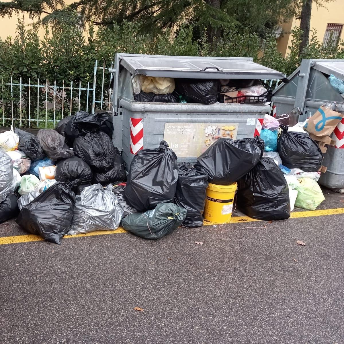 Un’immagine di sacchi non ritirati in centro dopo le feste di Natale