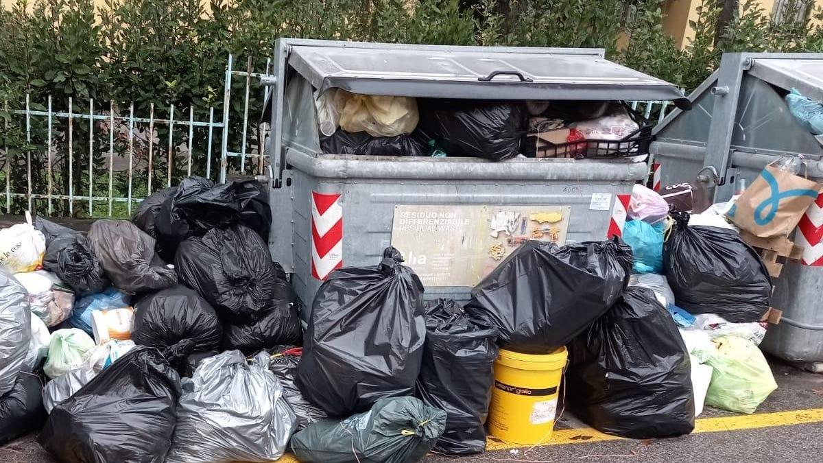 Un’immagine di sacchi non ritirati in centro dopo le feste di Natale