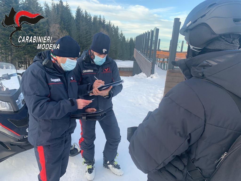 Appennino modenese. Super green pass, controlli dei carabinieri: multato un barista e denunciato un positivo trovato in giro